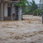 Banjir bandang Padang rendam permukiman usai hujan deras di Sumatra Barat