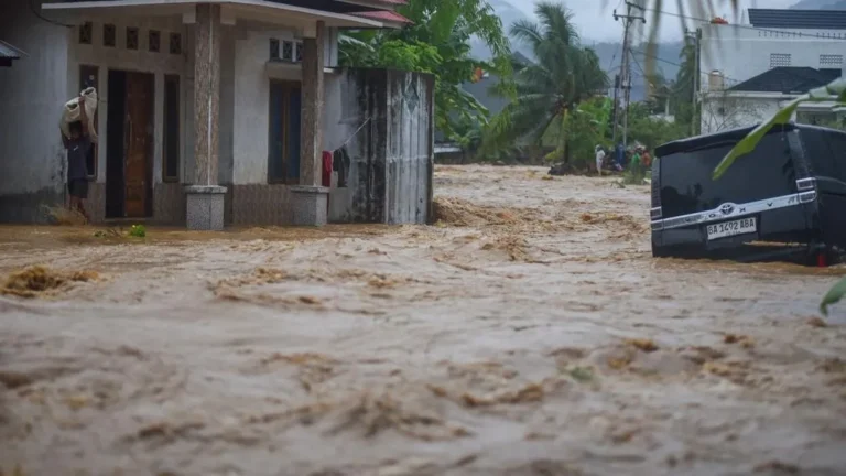 Banjir bandang Padang rendam permukiman usai hujan deras di Sumatra Barat
