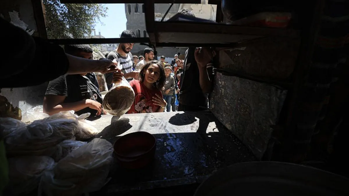 Warga Gaza menunggu pembagian paket makanan saat bantuan pangan Gaza dipangkas