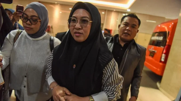 Bupati Gowa Sitti Husniah Talenrang usai pemeriksaan tersangka di Kortas Tipidkor Polri