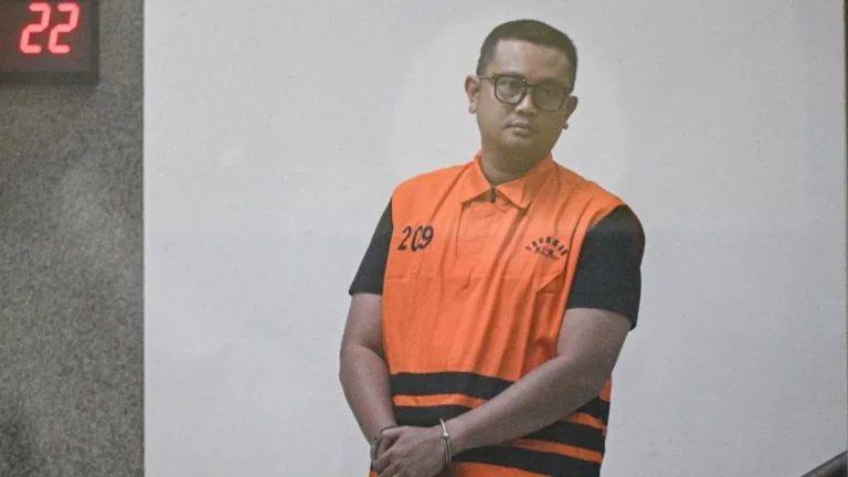 Bupati Klaten Hamenang mengenakan rompi tahanan KPK usai ditetapkan tersangka