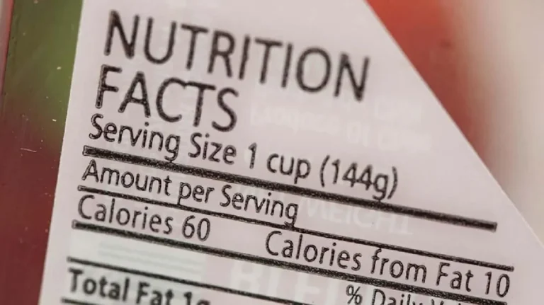 Cara membaca label gizi pada kemasan untuk memilih makanan sehat]