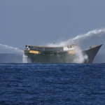 Kapal coast guard Taiwan menyemprotkan water cannon ke kapal nelayan China di dekat Pulau Dongsha