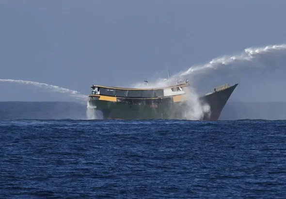 Kapal coast guard Taiwan menyemprotkan water cannon ke kapal nelayan China di dekat Pulau Dongsha