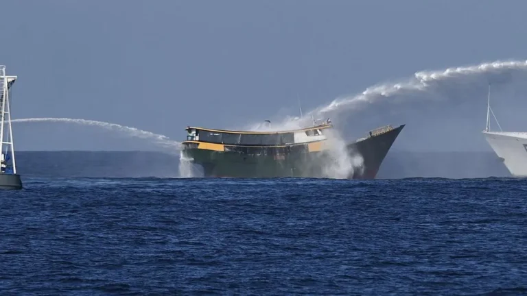 Kapal coast guard Taiwan menyemprotkan water cannon ke kapal nelayan China di dekat Pulau Dongsha