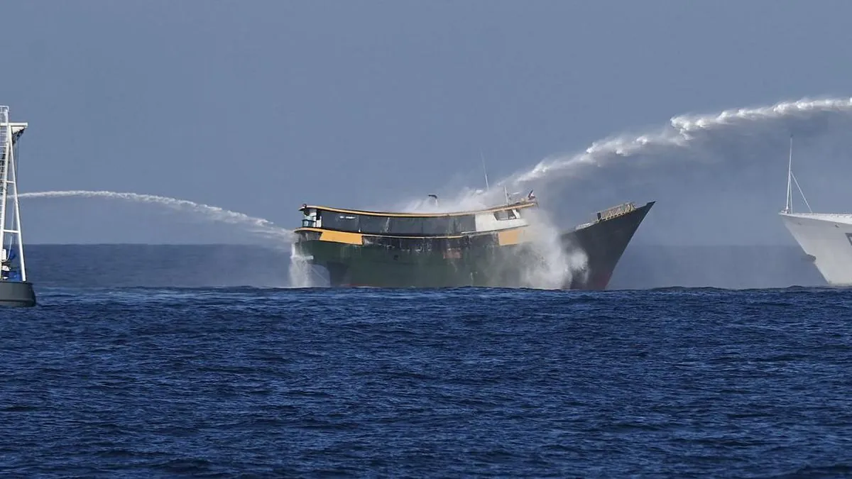 Kapal coast guard Taiwan menyemprotkan water cannon ke kapal nelayan China di dekat Pulau Dongsha