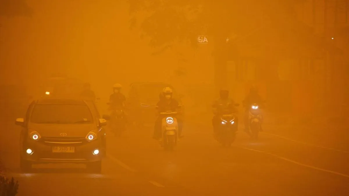 Dry ice karhutla disemai dari pesawat untuk mengurai kabut asap di Sumatra Selatan]