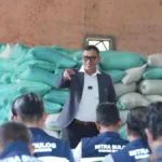 Tumpukan karung beras di gudang beras Bulog yang kapasitasnya terus ditambah