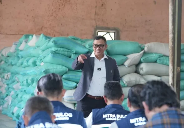 Tumpukan karung beras di gudang beras Bulog yang kapasitasnya terus ditambah