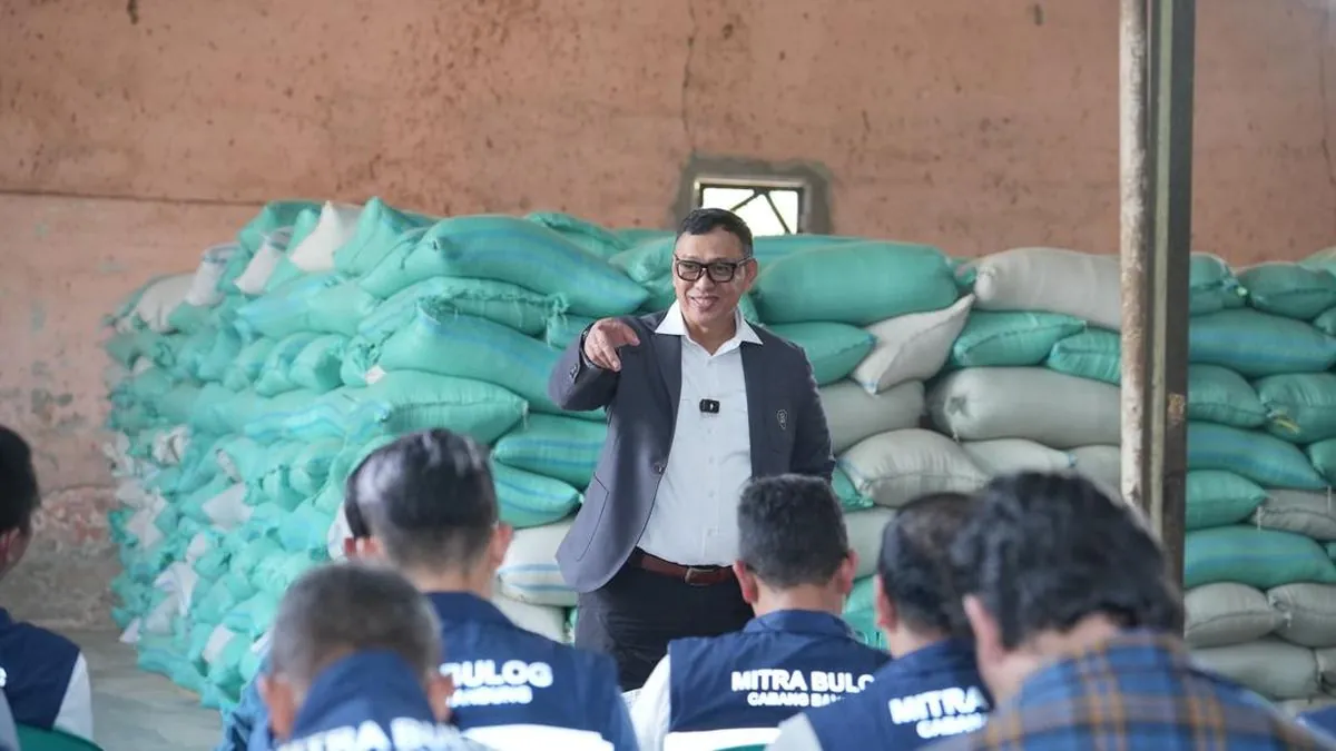 Tumpukan karung beras di gudang beras Bulog yang kapasitasnya terus ditambah
