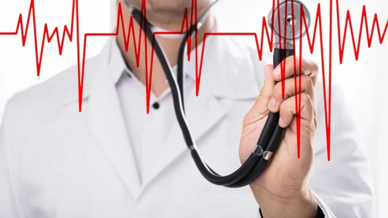 Pria memeriksa heart rate tinggi di smartwatch setelah berolahraga