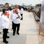 Gubernur Pramono Anung meninjau jalan tembus Kelapa Gading-Pulo Gadung di Jakarta