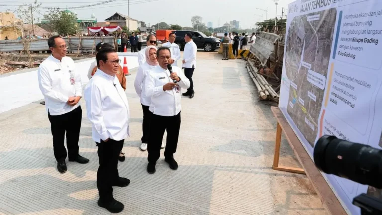 Gubernur Pramono Anung meninjau jalan tembus Kelapa Gading-Pulo Gadung di Jakarta