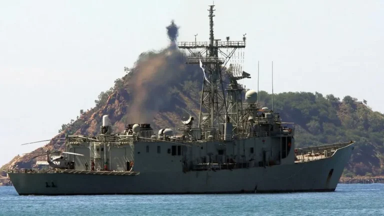 Kamera tersembunyi HMAS Leeuwin ditemukan di kapal Angkatan Laut Australia]