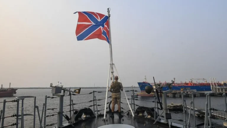 Kapal perang Rusia Armada Pasifik berlabuh di dermaga Tanjung Priok, Jakarta Utara]