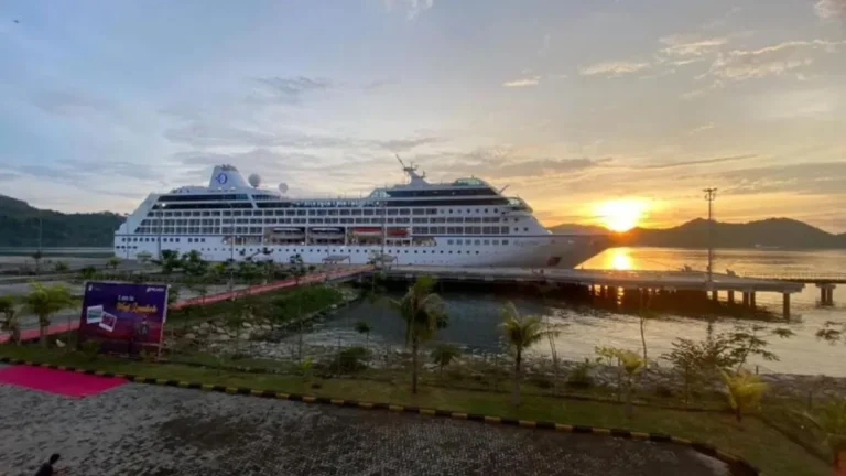 Kapal pesiar Villa Vie Odyssey terdampar di Kamboja