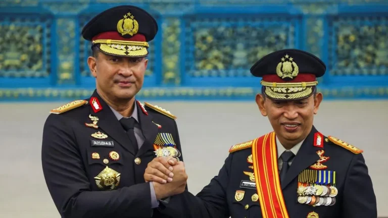 Jenderal Listyo Sigit Prabowo menyerahkan panji Tribrata kepada Kapolri Suyudi Ario Seto di Mabes Polri