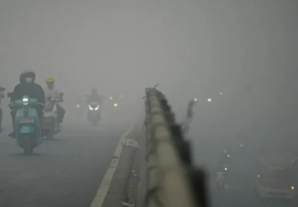 Warga memakai masker di tengah kabut asap, kasus ISPA karhutla meningkat