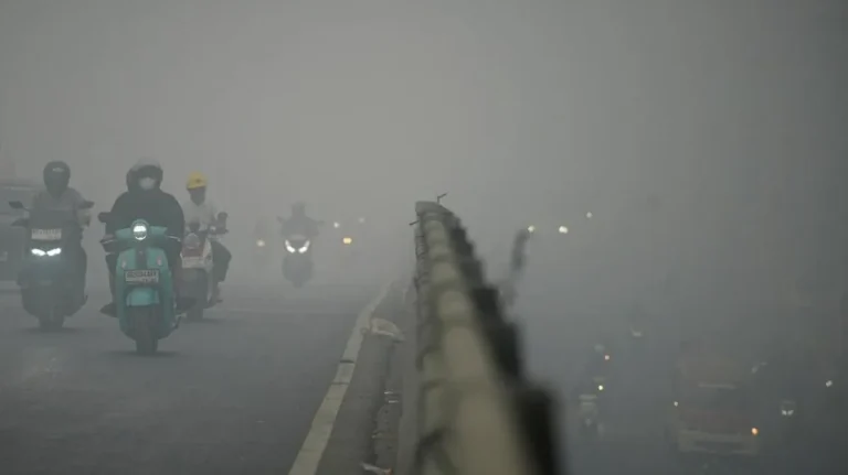 Warga memakai masker di tengah kabut asap, kasus ISPA karhutla meningkat