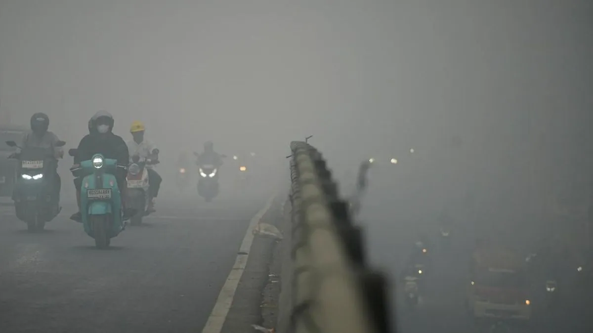 Warga memakai masker di tengah kabut asap, kasus ISPA karhutla meningkat