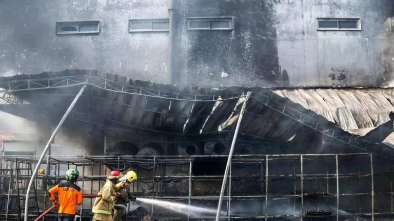 Petugas memadamkan kebakaran Trans Home di Berbah, Sleman, yang menewaskan dua karyawan