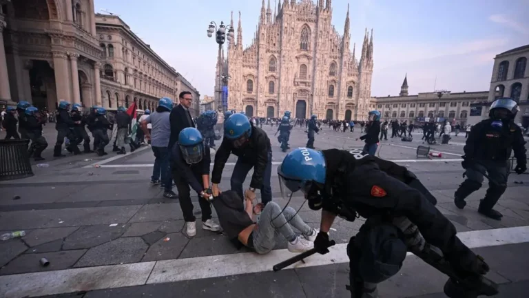 Pengunjuk rasa dan polisi bentrok saat kerusuhan Prancis di Paris
