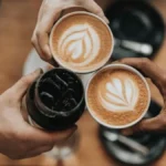 Secangkir kopi manis dan kopi pahit untuk merayakan Hari Kopi Internasional