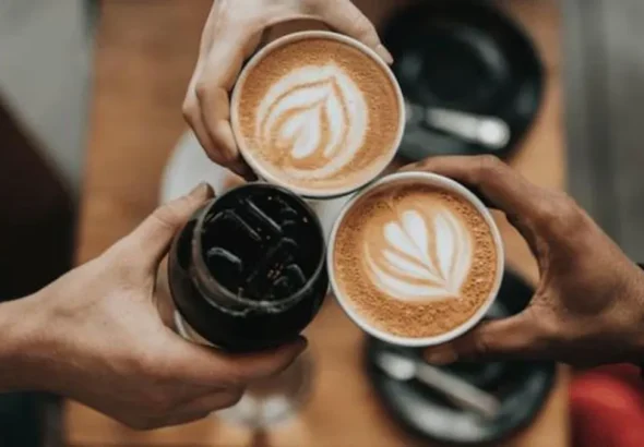 Secangkir kopi manis dan kopi pahit untuk merayakan Hari Kopi Internasional