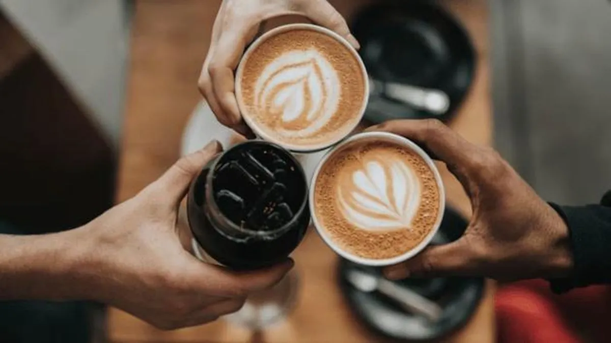Secangkir kopi manis dan kopi pahit untuk merayakan Hari Kopi Internasional