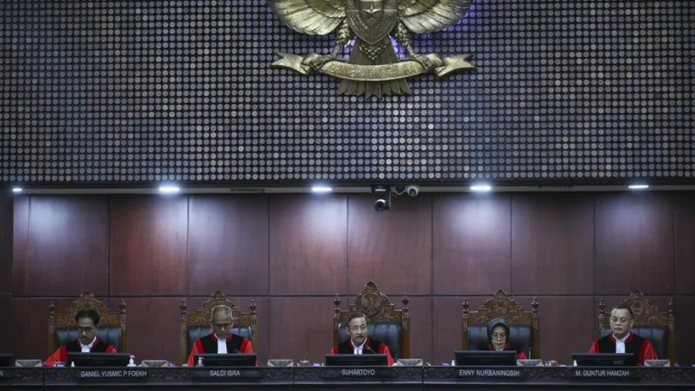Ahli pihak Gibran Muhammad Rullyandi menjelaskan laporan Rullyandi ke MKMK di Gedung MK, Jakarta
