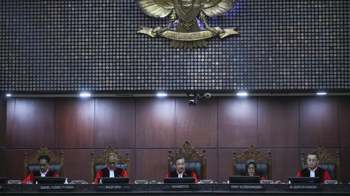 Ahli pihak Gibran Muhammad Rullyandi menjelaskan laporan Rullyandi ke MKMK di Gedung MK, Jakarta