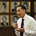 Lutfi vs Dino berbeda pendapat soal Singapura