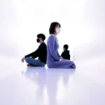 Ilustrasi makna mindfulness, seseorang bermeditasi dengan tenang dan tetap sadar akan sekitarnya