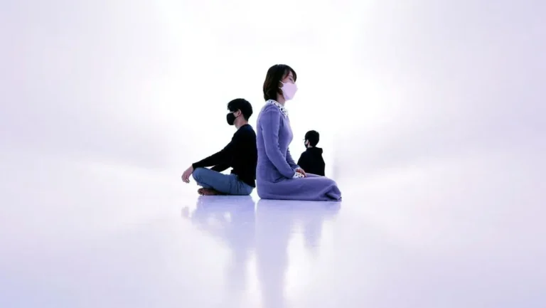 Ilustrasi makna mindfulness, seseorang bermeditasi dengan tenang dan tetap sadar akan sekitarnya