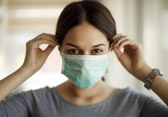 Masker N95 dipakai saat kabut asap karhutla untuk melindungi pernapasan]