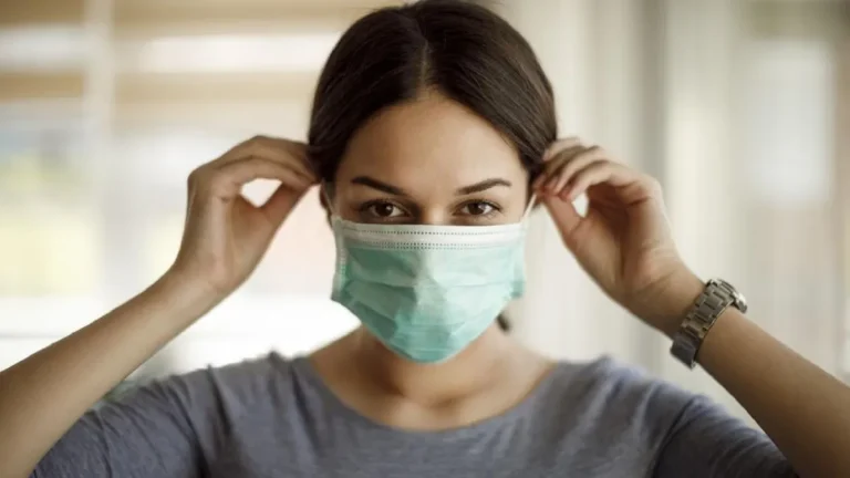 Masker N95 dipakai saat kabut asap karhutla untuk melindungi pernapasan]