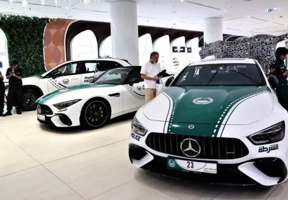 Mobil polisi Dubai berupa supercar Lamborghini berpatroli di kawasan wisata]