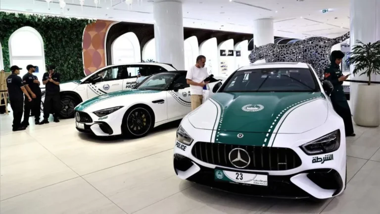 Mobil polisi Dubai berupa supercar Lamborghini berpatroli di kawasan wisata]
