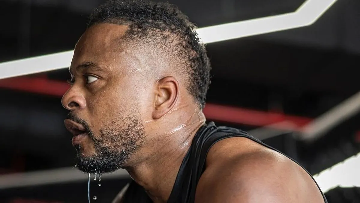 Patrice Evra berbaur dengan warga desa Melo Flores