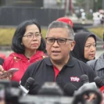 Hasto Kristiyanto menyampaikan dukungan PDIP atas pergantian Kapolri oleh Presiden Prabowo