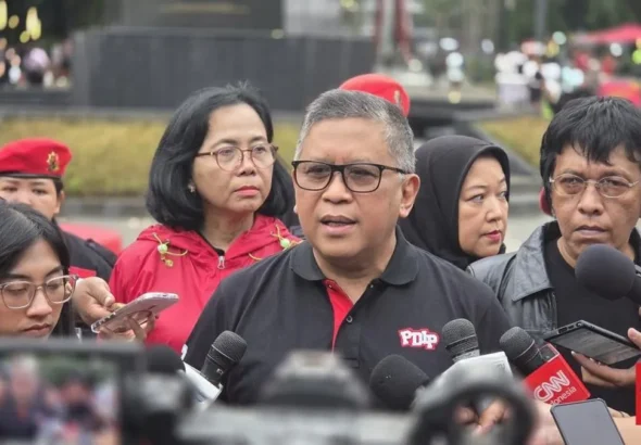 Hasto Kristiyanto menyampaikan dukungan PDIP atas pergantian Kapolri oleh Presiden Prabowo