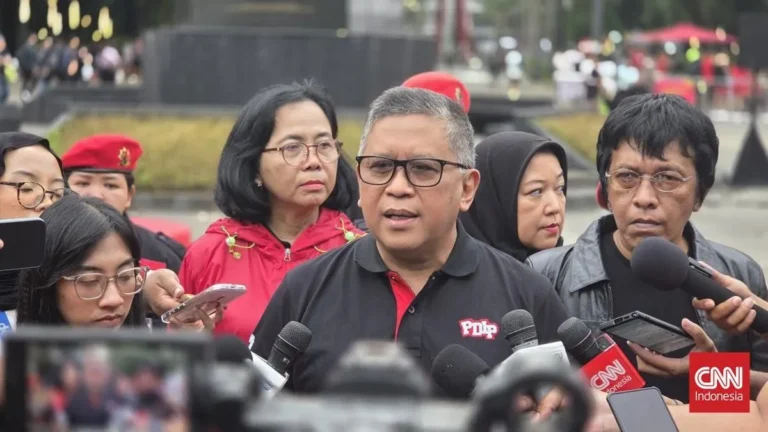 Hasto Kristiyanto menyampaikan dukungan PDIP atas pergantian Kapolri oleh Presiden Prabowo