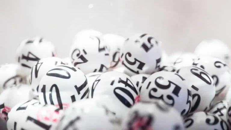 Pria China menang lotre 220 juta yuan dan menyembunyikan identitas dengan kostum boneka]