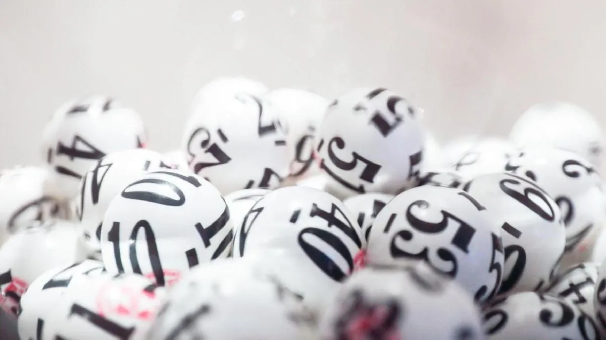 Pria China menang lotre 220 juta yuan dan menyembunyikan identitas dengan kostum boneka]