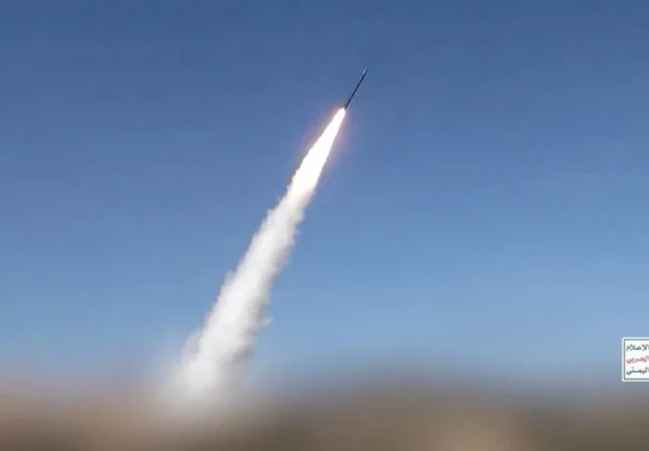 Petugas memeriksa kerusakan akibat puing rudal Houthi yang jatuh di Riyadh, Arab Saudi