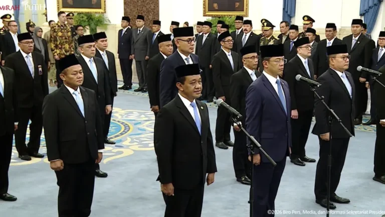 Presiden Prabowo Subianto saat reshuffle kabinet yang menjadi sorotan media asing