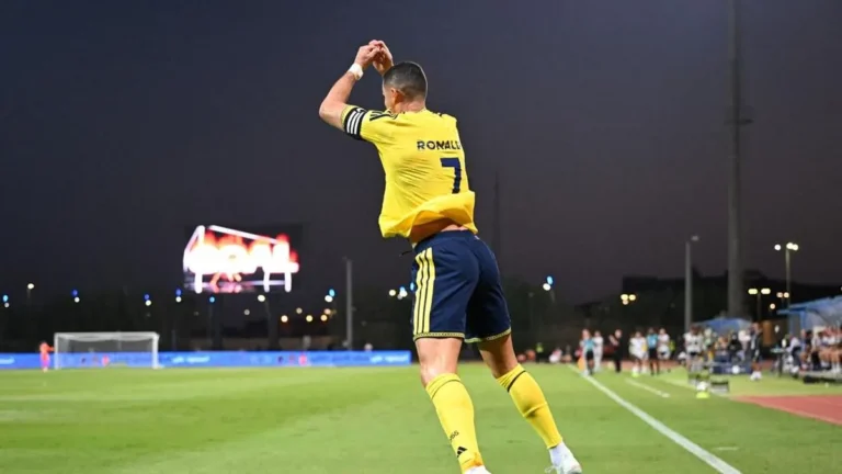 Cristiano Ronaldo merayakan gol ke-985