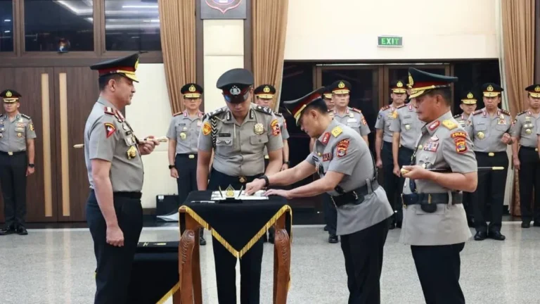 Rotasi perwira Polri oleh Kapolri Suyudi Ario Seto lewat tiga surat telegram]