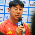 Kondisi rumput stadion JIS yang dikeluhkan Persija
