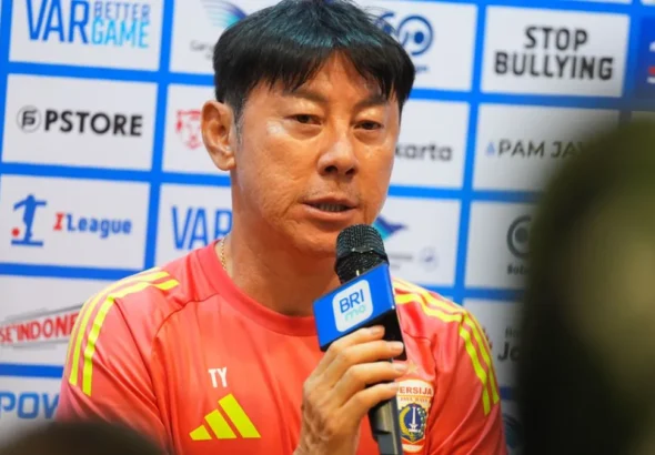 Kondisi rumput stadion JIS yang dikeluhkan Persija